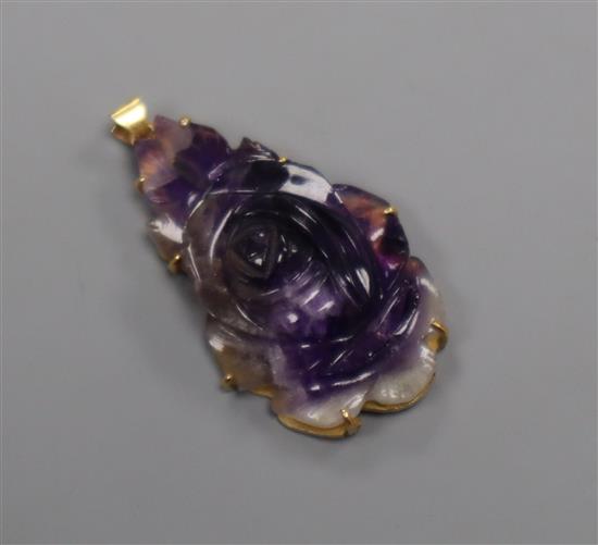 A 18k yellow metal mounted amethyst quartz carved rose pendant, 36mm.